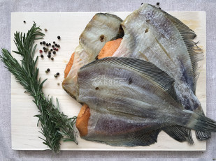 Рыцарское мясо лось: Камбала камчатская вяленая с икрой