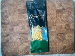 Сыр 1 кг ГОРНЫЙ СЫРОВАР (Паутинка со вкусом красной икры): Сыр 60 гр ГОРНЫЙ СЫРОВАР (Бочонок копчёный)